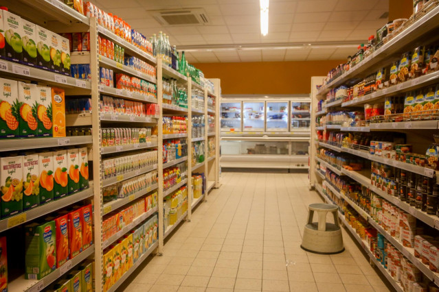 Archivo - Un pasillo de un supermercado de Madrid