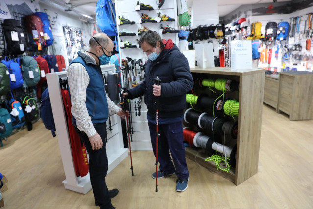 Archivo - Un trabajador de una tienda en la que venden y alquilan material para la nieve