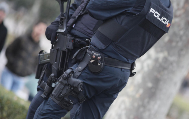 Archivo - Dos agentes de la Policía Nacional en una imagen de recurso