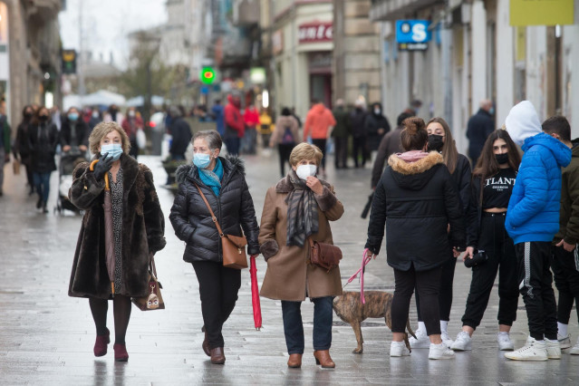 Archivo - Gente paseando por una calle comercial de Lugo