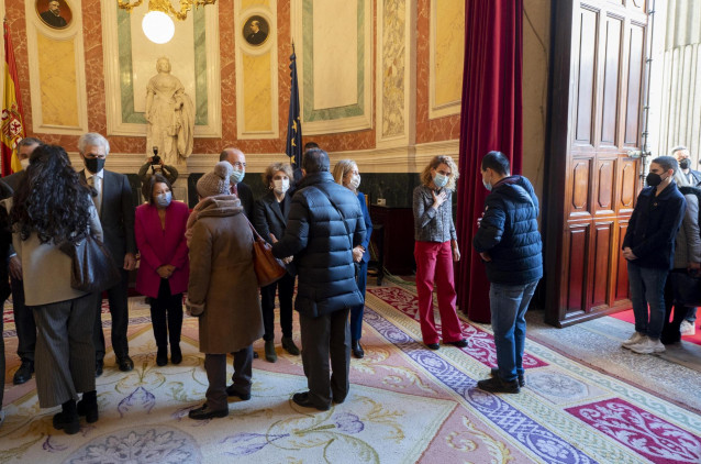 La presidenta del Congreso, Meritxell Batet, recibe a los primeros visitantes el día de la inauguración de las jornadas de Puertas Abiertas