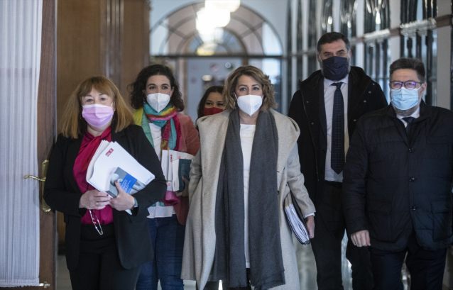 La senadora del PSOE-A y expresidenta de la Junta, Susana Díaz (c), junto a varios diputados del PSOE-A,  a su llegada a la comisión de investigación sobre la extinta Fundación Andaluza Fondo de Formación y Empleo (Faffe). A 03 de diciembre de 2021, en Se