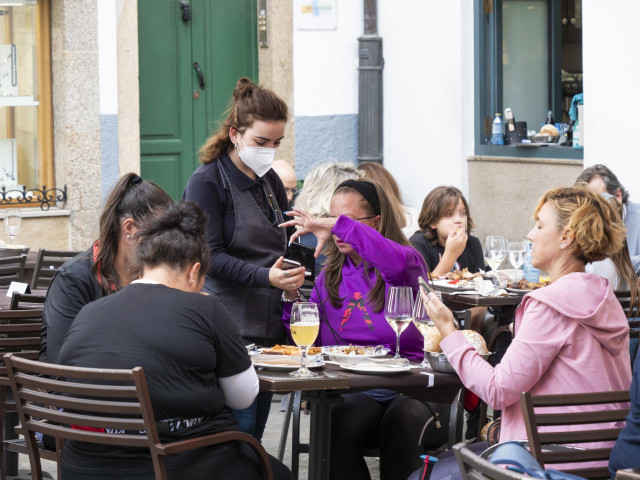 Archivo - Varias personas en la terraza de un bar