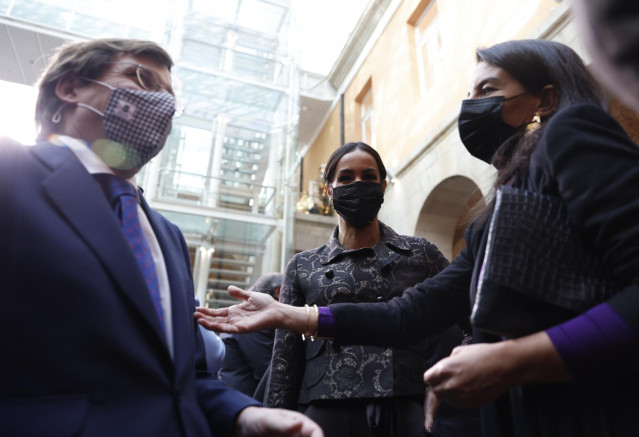 (I-D) El alcalde de Madrid, José Luis Martínez-Almeida; la vicealcaldesa Begoña Villacís y la portavoz de Vox, Rocío Monasterio, en los actos conmemorativos del 43º aniversario de la Constitución Española, en la Puerta del Sol, a 3 de diciembre de 2021, e