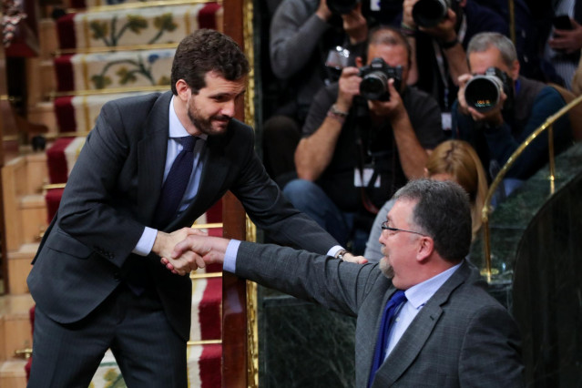 Archivo - El presidente del PP, Pablo Casado, da la mano al diputado de Foro Asturias en el Congreso, Isidro Martínez Oblanca