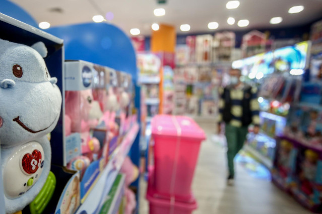 Un empleado camina por un pasillo de su tienda de juguetes de la empresa Toy Planet, a 5 de noviembre, en Pozuelo de Alarcón, Madrid, (España). La escasez de algunas marcas alcohólicas en España y los retrasos por las importaciones de componentes y juguet