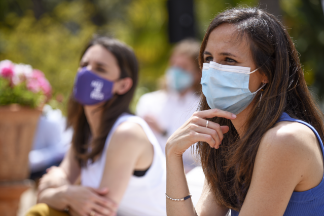 Archivo - Imagen de recurso de la ministra de Igualdad, Irene Montero (i), y la secretaría general de Podemos y ministra de Derechos Sociales y Agenda 2030, Ione Belarra (d),  a 22 de mayo de 2021, en Valencia, Comunidad Valenciana (España).