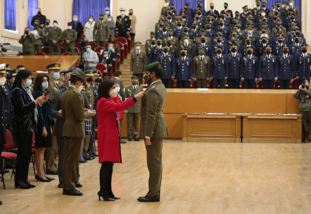 La ministra de Defensa, Margarita Robles, entrega a un militar una  condecoración con motivo de su participación en la operación de evacuación de Afganistán