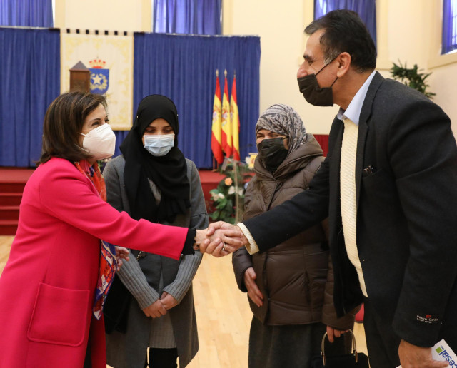 La ministra de Defensa, Margarita Robles, saluda a Samia, Marian y Sami, una familia que vino a España procedente de Afganistán
