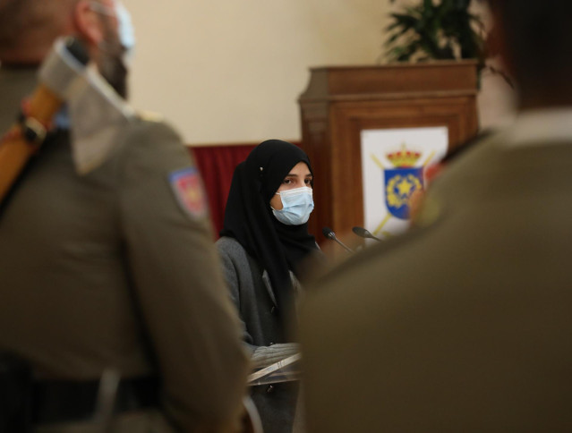 Samia, una de las afganas que vino a España junto a su familia procedente de Afganistán, en el acto de entrega de condecoraciones con motivo de la operación de evacuación de Afganistán