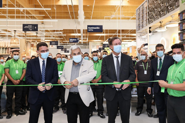 El director de Leroy Merlín Adeje, Víctor Manuel García, el alcalde, José Miguel Rodríguez Fraga y el CEO de Leroy Merlin España, Alain Ryckeboer, en la inauguración de la tienda de Adeje