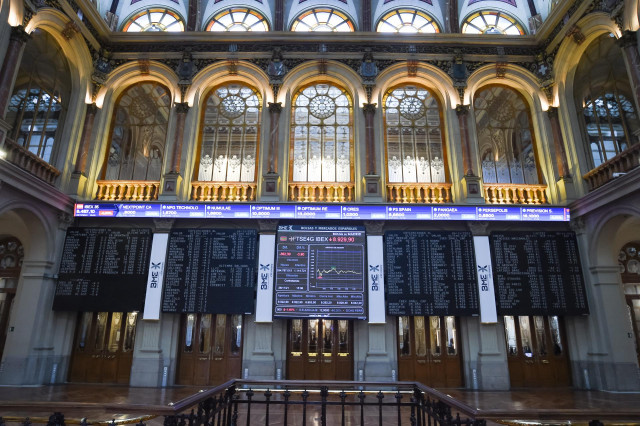 Valores del Ibex 35, en el Palacio de la Bolsa, a 26 de noviembre de 2021, en Madrid, (España).