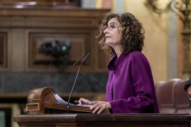 La ministra de Hacienda, María Jesús Montero, en una sesión plenaria en el Congreso de los Diputados, a 2 de diciembre de 2021, en Madrid (España).