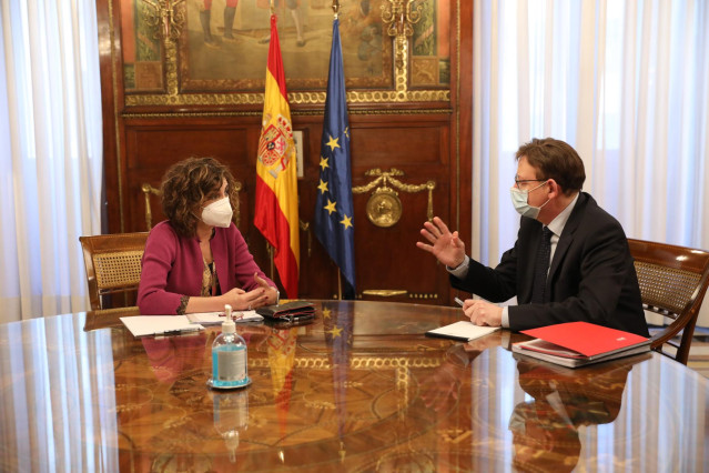 Archivo - La ministra de Hacienda, María Jesús Montero (i), durante un encuentro con el presidente de la Generalitat valenciana, Ximo Puig (d), en la sede ministerial, en Madrid (España), a 17 de marzo de 2021. Puig aborda este miércoles con la ministra d