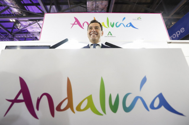Archivo - El presidente de la Junta de Andalucía, Juanma Moreno durante la rueda de prensa antes de visitar la World Travel Market (WTM). En el pabellón de Andalucía, en el recinto ExCel. A 01 de noviembre 2021, en Londres, Inglaterra. (Foto de archivo).