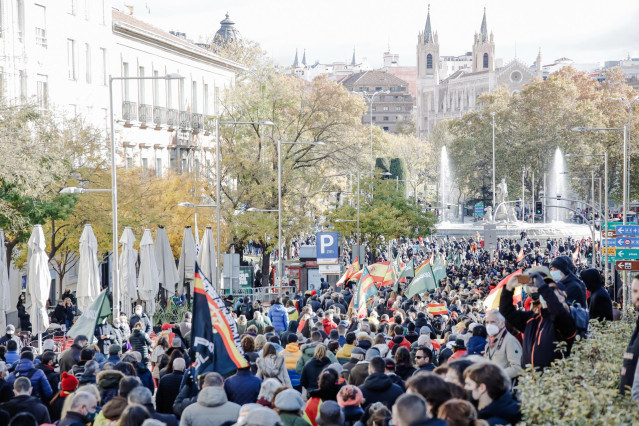 Una multitud se dirige hacia la plaza de Neptuno, en una manifestación contra la reforma de la Ley de Seguridad Ciudadana, frente al Congreso de los Diputados, a 27 de noviembre de 2021, en Madrid (España). Líderes políticos y sindicatos policiales protes