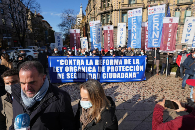 El presidente del Partido Popular del País Vasco, Carlos Iturgaiz y la presidenta del PP de Vizcaya, Raquel González, ofrecen declaraciones a los medios, en una concentración contra la reforma de la ‘Ley Mordaza’, frente a la Delegación del Gobierno, a 24