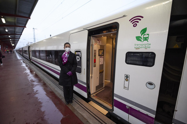 Una azafata en las puertas del tren en la estación de Madrid-Chamartín Clara Campoamor en Madrid, (España).