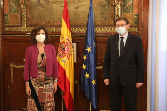 Archivo - La ministra de Hacienda, María Jesús Montero (i), durante un encuentro con el 'president' de la Generalitat Valenciana, Ximo Puig (d), en una imagen de archivo