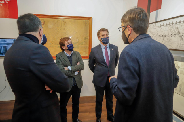 El alcalde de Madrid y portavoz nacional del PP, José Luis Martínez-Almeida (2i), y el presidente de la Xunta de Galicia, Alberto Núñez Feijóo (2d), durante una visita a la exposición 'Antonio Palacios. Soños de modernidade, compromiso con Galicia', en el