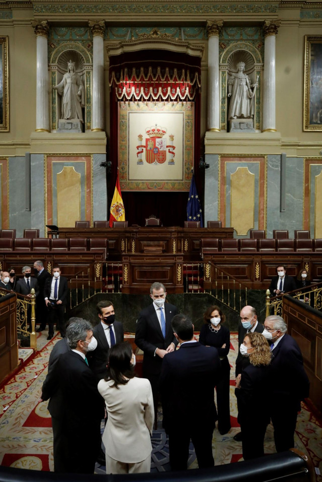 Archivo - El rey Felipe VI conversa con 'padres de la Constitución' y dirigentes políticos en el último aniversario que presidió en el Congreso