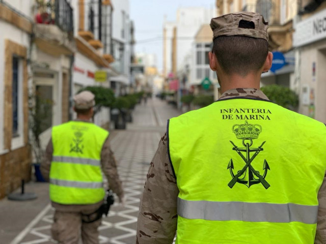 Archivo - Infantes de Marina patrullando por las calles de un municipio de la provincia de Cádiz