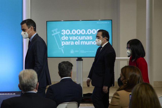 El presidente del Gobierno, Pedro Sánchez; el ministro de Asuntos Exteriores, Unión Europea y Cooperación, José Manuel Albares y la ministra de Sanidad, Carolina Darias, a su llegada al acto 'Vacunación solidaria: cumpliendo compromisos'