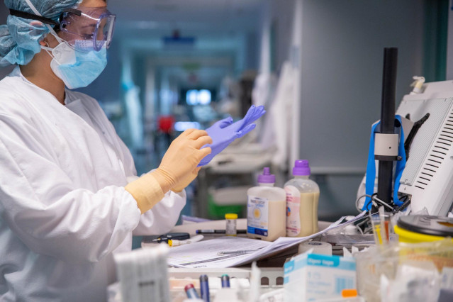 Archivo - Profesional sanitario en un hospital