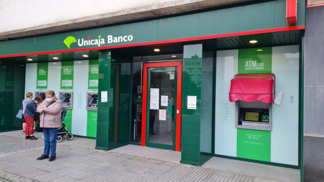 Una oficina de Unicaja Banco cerrada por la huelga celebrada el 26 de noviembre de 2021.