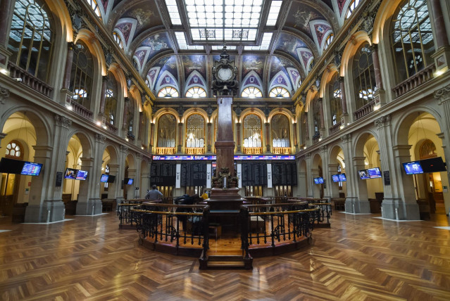 Interior del Palacio de la Bolsa, a 26 de noviembre de 2021, en Madrid, (España). El Ibex 35 se ha desplomado un 4,01% en la media sesión de este viernes y ha retrocedido hasta los 8.486 puntos por el temor ante la nueva variante del Covid-19 detectada en