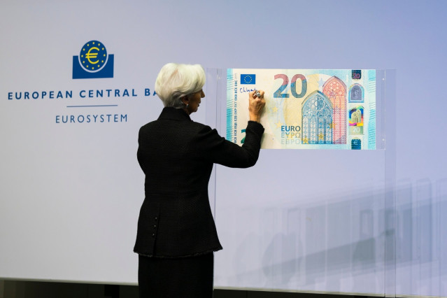 Archivo - Christine Lagarde en la ceremonia de firma de billetes de euro