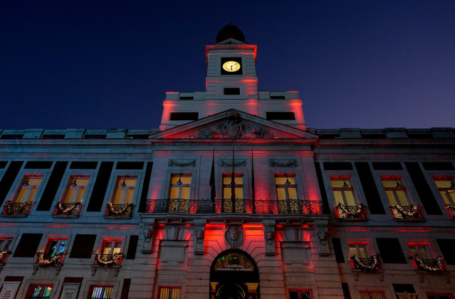 La Real Casa de Correos iluminada de rojo.
