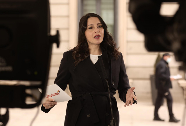 La líder de Cs, Inés Arrimadas, interviene en una rueda de prensa en el Congreso