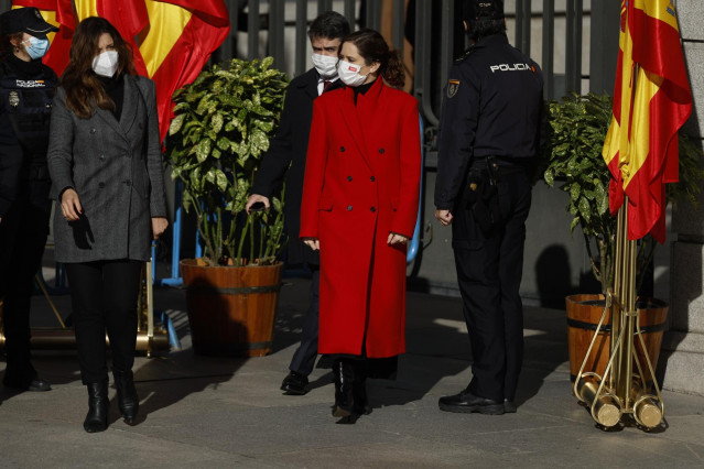 La presidenta de la Comunidad de Madrid, Isabel Díaz Ayuso (c), a su llegada al acto institucional por el Día de la Constitución en el Congreso de los Diputados, a 6 de diciembre de 2021, en Madrid (España).