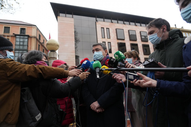 El portavoz del PNV en el Congreso, Aitor Esteban, ofrece declaraciones a los medios con motivo del Día de la Constitución, en la sede de Sabin Etxea, a 6 de diciembre de 2021, en Bilbao, Euskadi