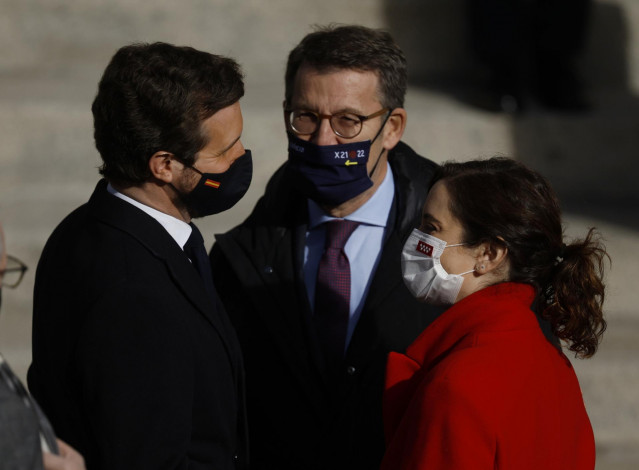 El presidente del PP, Pablo Casado; el presidente de la Xunta de Galicia, Alberto Núñez Feijoo y la presidenta de la Comunidad de Madrid, Isabel Díaz Ayuso, a su llegada al acto institucional por el Día de la Constitución en el Congreso.