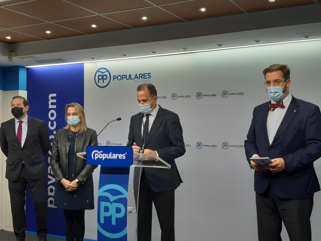 El presidente del PP vasco, Carlos Iturgaiz, en rueda de prensa, junto a Eduardo Andrade, Raquel González y Luis Gordillo.