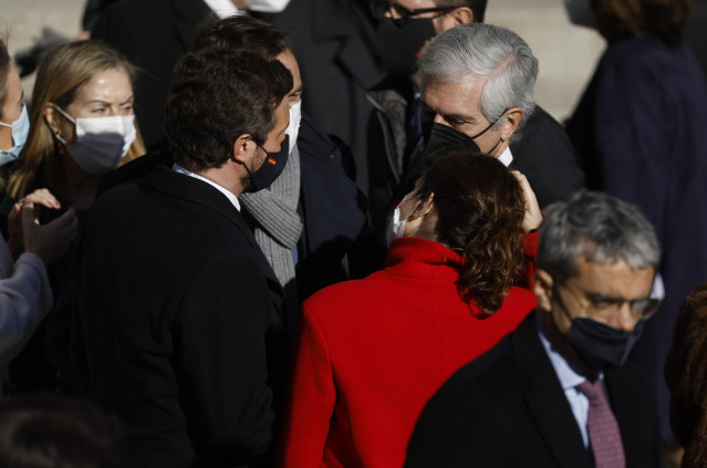 El presidente del PP, Pablo Casado;  el secretario cuarto de la Mesa del Congreso, Adolfo Suárez Illana y la presidenta de la Comunidad de Madrid, Isabel Díaz Ayuso, en el acto el Día de la Constitución en el Congreso, a 6 de diciembre de 2021, en Madrid