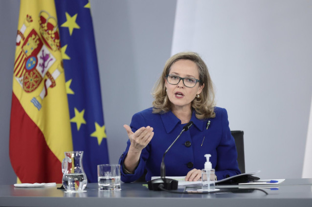 La vicepresidenta primera y ministra de Asuntos Económicos y Transformación Digital, Nadia Calviño, en una rueda de prensa tras la reunión del Consejo de Ministros, a 30 de noviembre de 2021, en Madrid (España). El Consejo de Ministros, a propuesta del Mi