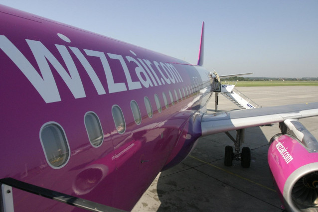 Archivo - Avión de Wizz Air