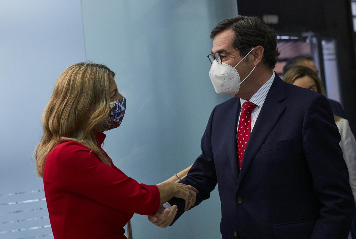 Archivo - La ministra de Trabajo y Economía Social, Yolanda Díaz; conversa con el presidente de la Confederación Española de Organizaciones Empresariales (CEOE), Antonio Garamendi, en una imagen de archivo