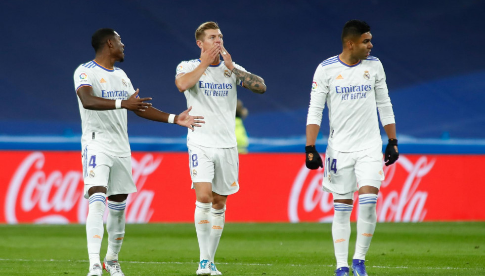 Toni Kroos celebrando un gol del Real Madrid con Alaba y Casemiro