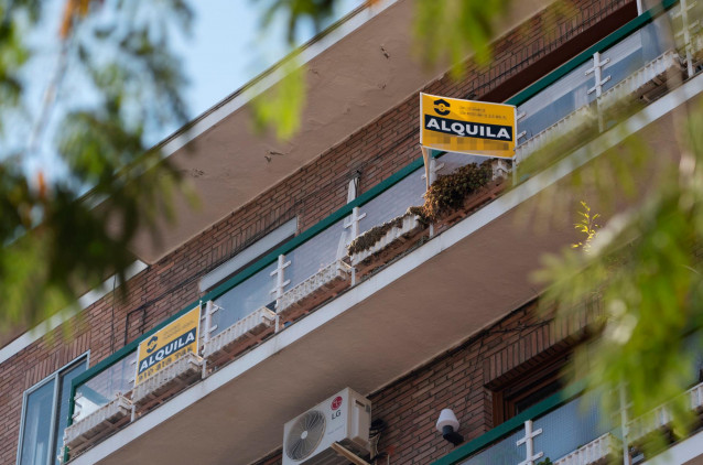 Archivo - Cartel de alquiler en un edificio de la capital, en una imagen de archivo.