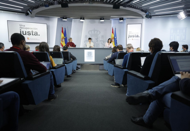 La ministra Portavoz, Isabel Rodríguez, la vicepresidenta segunda y ministra de Trabajo y Economía Social, Yolanda Díaz, y la ministra de Sanidad, Carolina Darias, en una rueda de prensa posterior al Consejo de Ministros, en el Complejo de La Moncloa, a 3