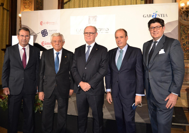 El Instituto Español de Analistas Financieros (IEAF) ha entregado su insignia de oro al presidente de la Bolsa de Madrid, David Jiménez-Blanco.