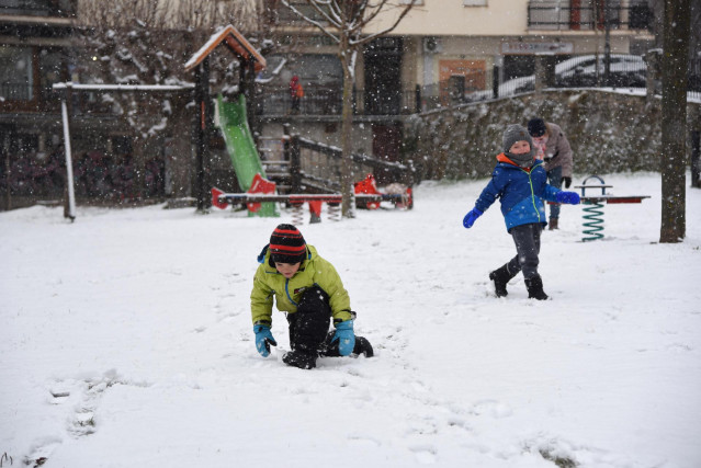 Archivo - Dos niños juegan en la nieve fruto de la borrasca Filomena, en Sort, Lleida, Cataluña (España), a 9 de enero de 2021.