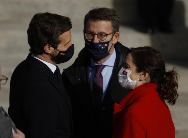 (I-D) El presidente del PP, Pablo Casado; el presidente de la Xunta de Galicia, Alberto Núñez Feijoo y la presidenta de la Comunidad de Madrid, Isabel Díaz Ayuso, a su llegada al acto institucional por el Día de la Constitución en el Congreso de los Diput