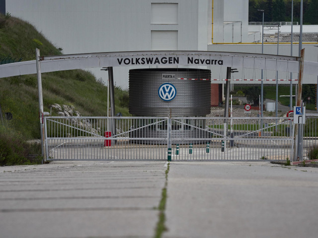 Archivo - Vista de la puerta 4 de la fábrica de Volkswagen Navara.