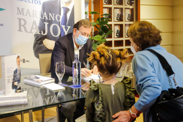 El expresidente del Gobierno, Mariano Rajoy, firma su nuevo libro, 'Política para adultos', en El Corte Inglés de Vigo, el 7 de diciembre de 2021.