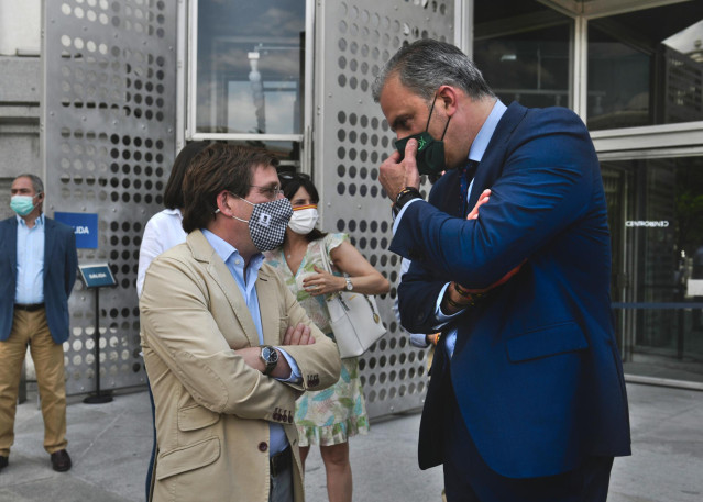 Archivo - El alcalde de Madrid, José Luis Martínez-Almeida (i), conversa con el secretario general de Vox y portavoz de la formación en el Ayuntamiento de Madrid, Javier Ortega Smith, en una concentración silenciosa contra la violencia machista, a 14 de j